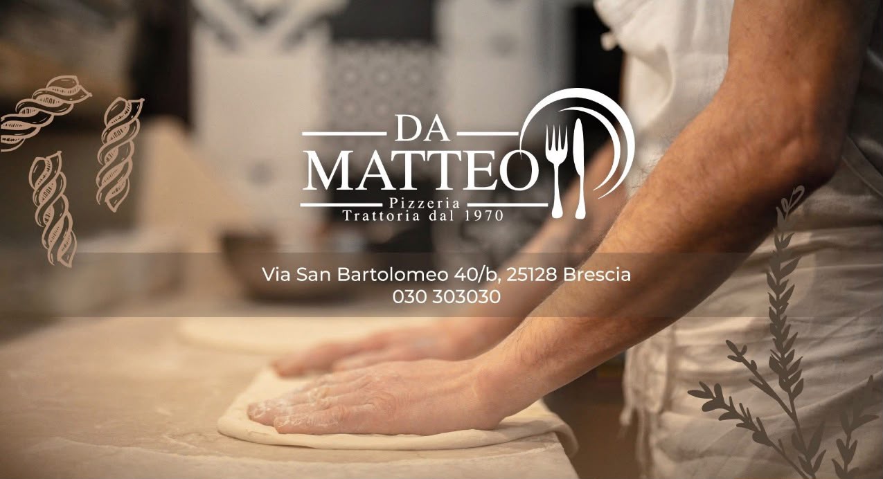 Mani del pizzaiolo che lavorano l'impasto su un tagliere