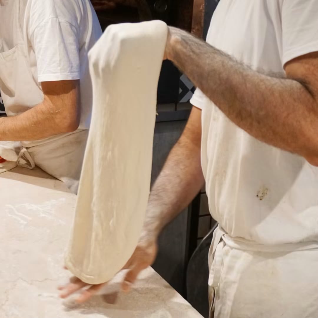 L'impasto steso a mano, ogni giorno